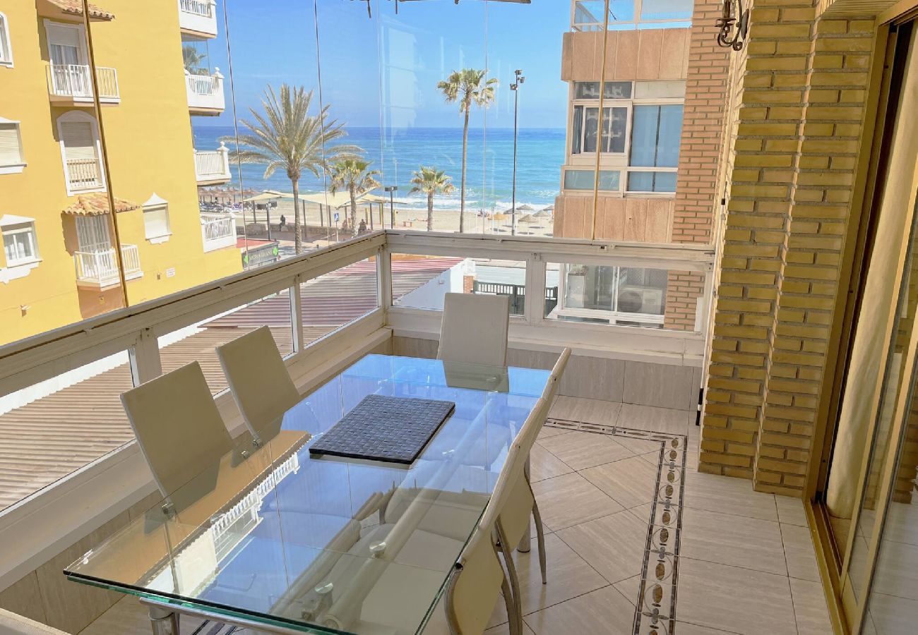 Apartamento en Fuengirola - Primera linea de Playa con parking privado!