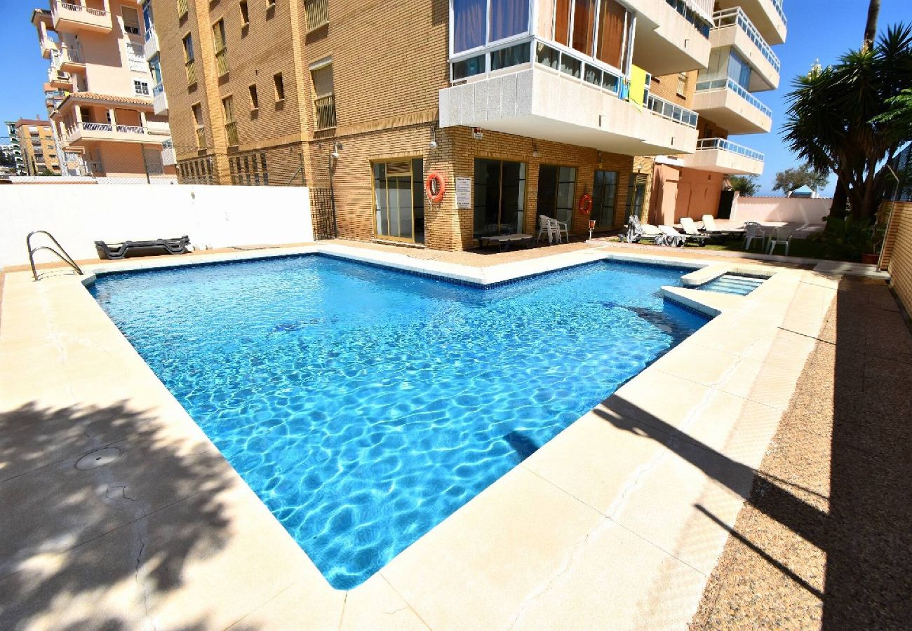 Apartamento en Fuengirola - Primera linea de Playa con parking privado!