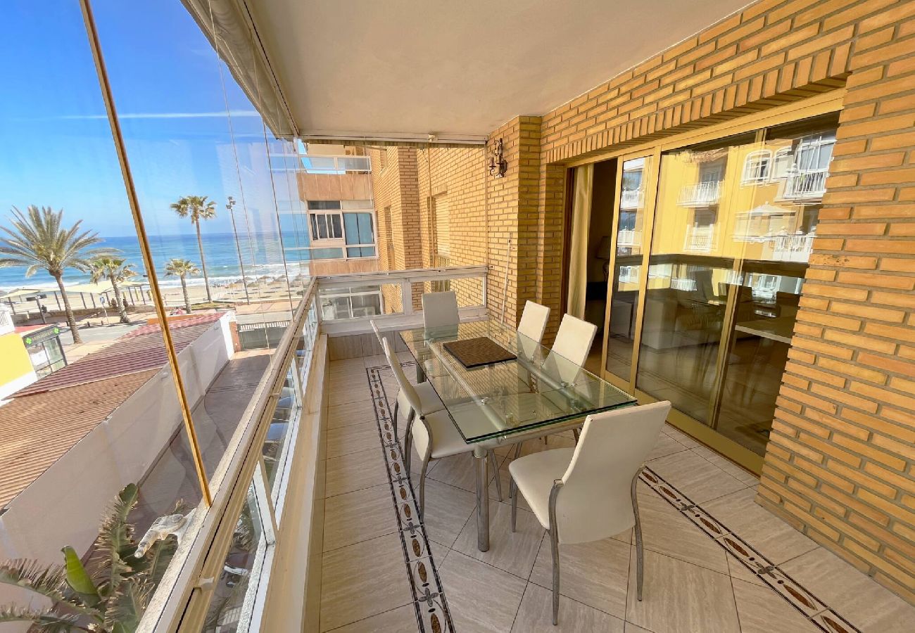 Apartamento en Fuengirola - Primera linea de Playa con parking privado!