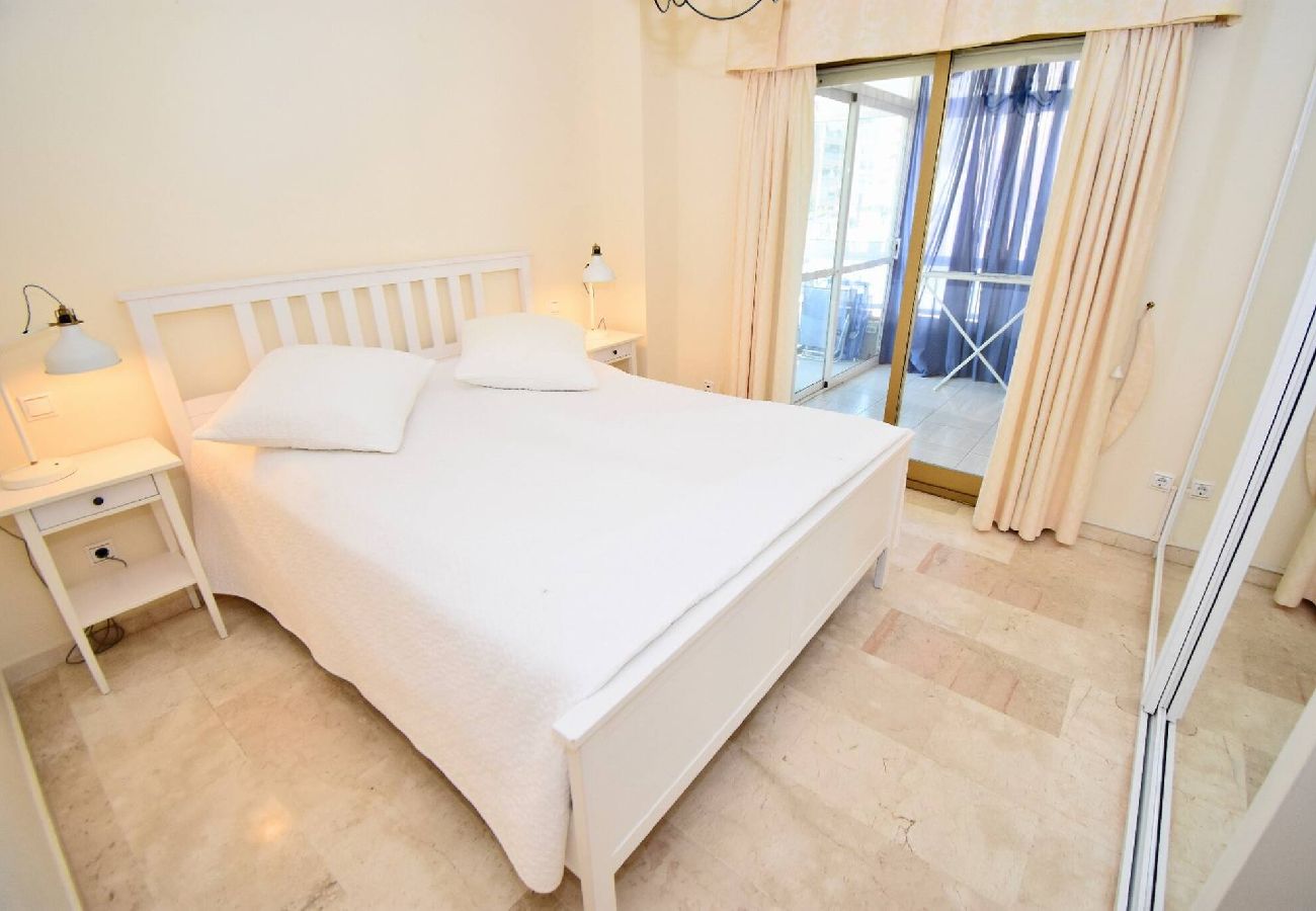 Apartamento en Fuengirola - Primera linea de Playa con parking privado!