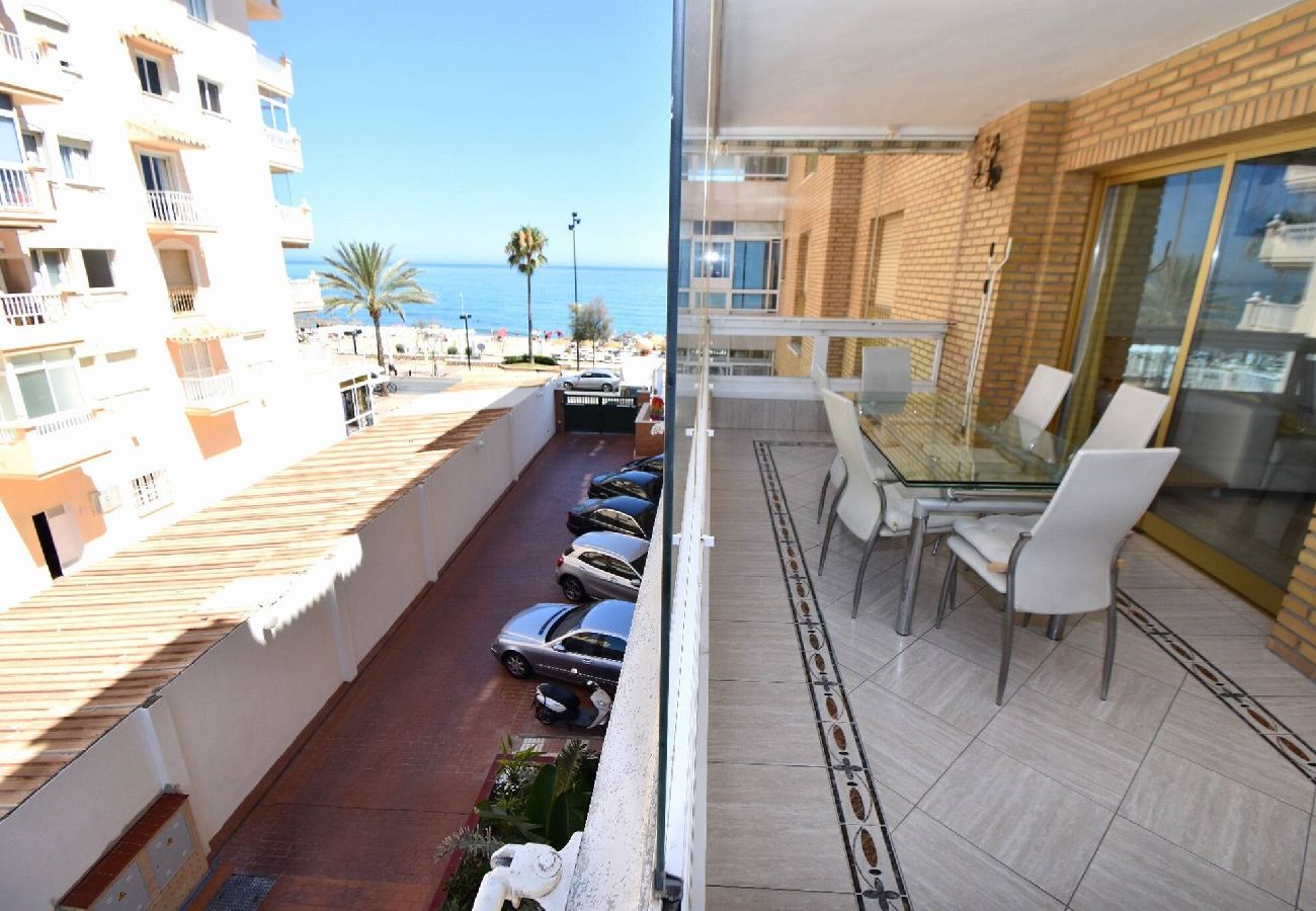 Apartamento en Fuengirola - Primera linea de Playa con parking privado!