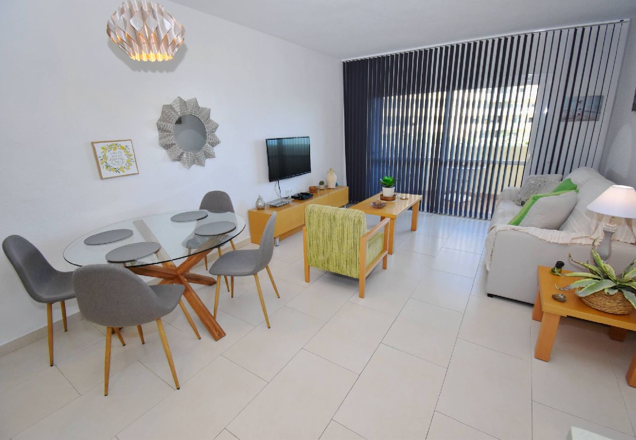 Apartamento en Benalmádena - Piso moderno en Benal Beach con vistas del mar