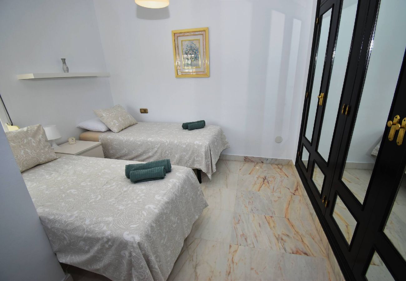 Casa adosada en Fuengirola - Casa de 3 dormitorios con jacuzzi cerca de todo!