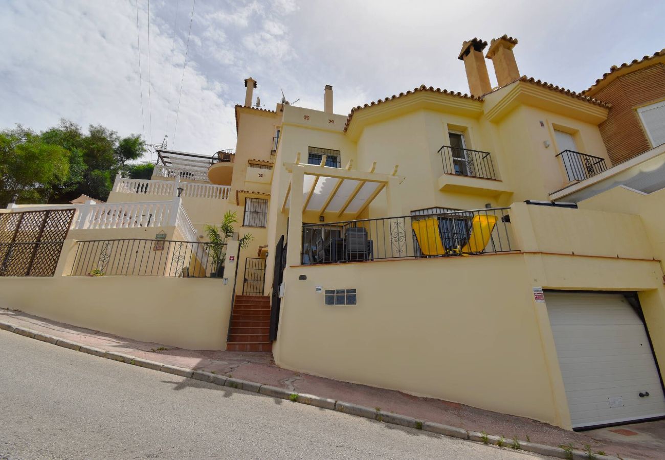 Casa adosada en Fuengirola - Casa de 3 dormitorios con jacuzzi cerca de todo!