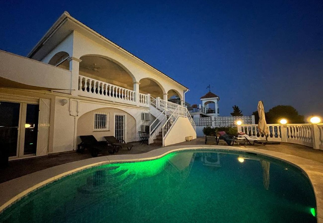 Villa en Mijas Costa - Villa privada con piscina climatizada cerca de Fuengirola