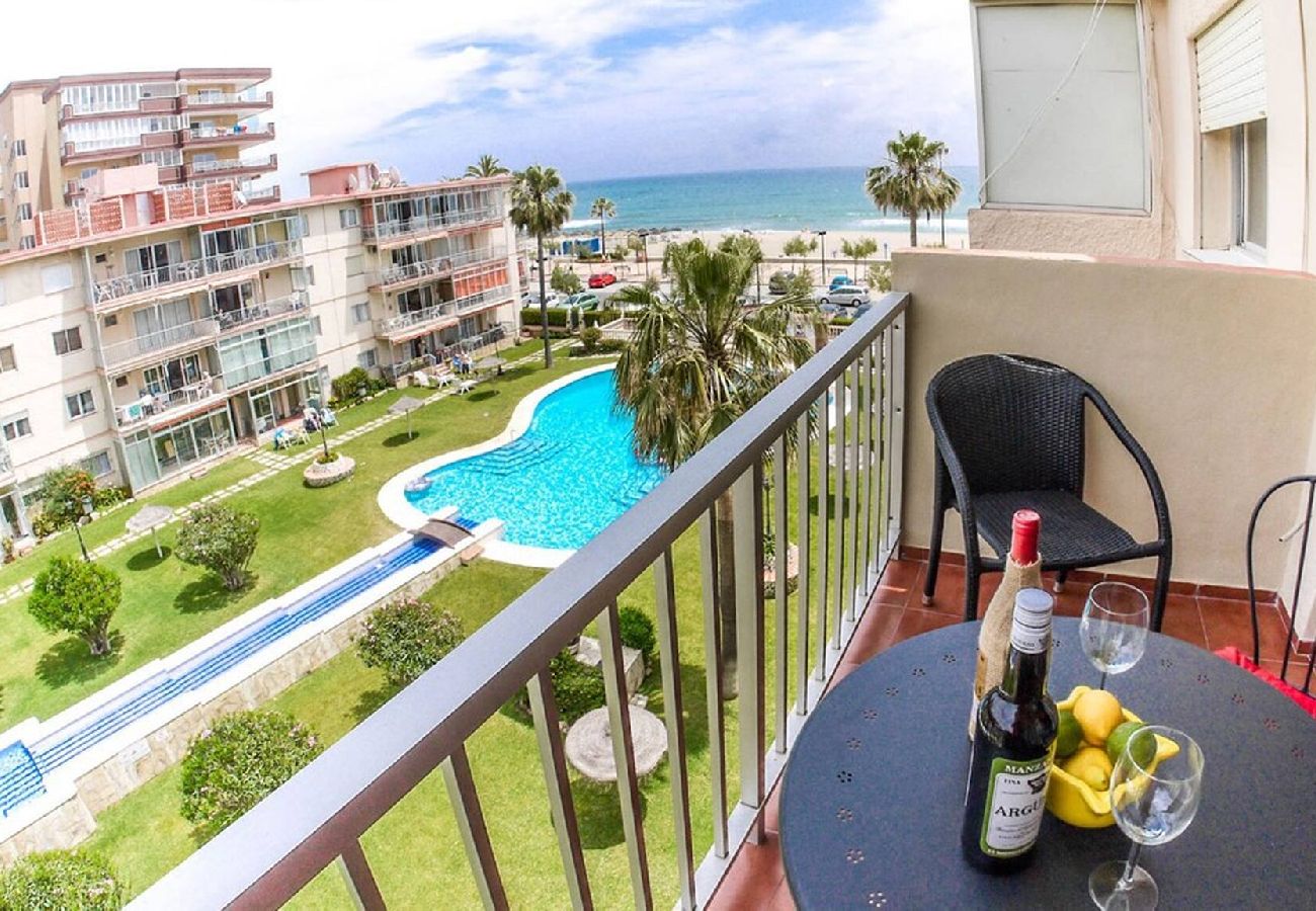 Apartment in Fuengirola - Seafront Mediterranean views from two balconies 