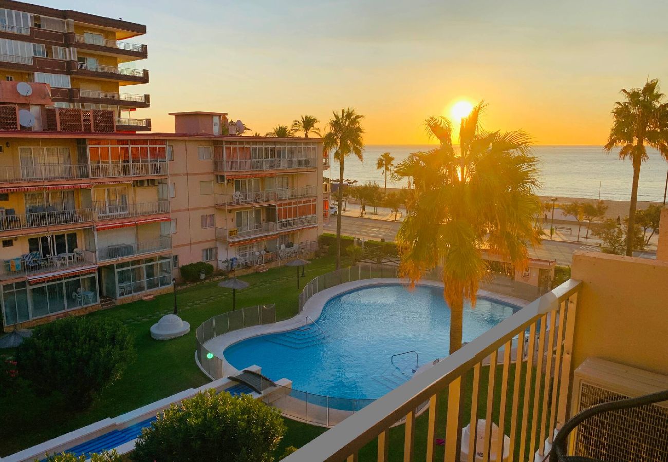 Apartment in Fuengirola - Seafront Mediterranean views from two balconies 