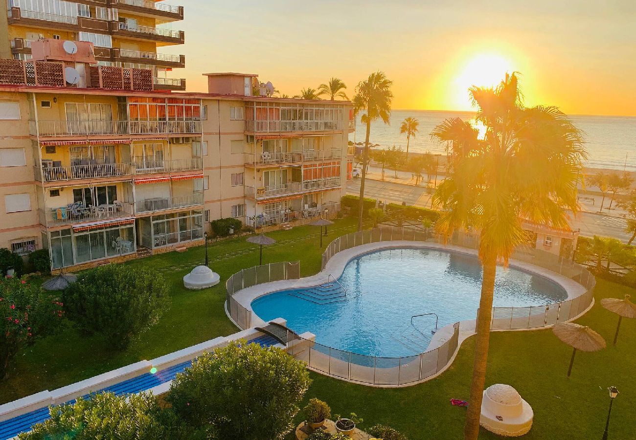 Apartment in Fuengirola - Seafront Mediterranean views from two balconies 