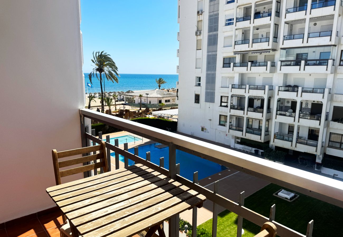 Apartment in Fuengirola - Seafront Mediterranean views from two balconies 