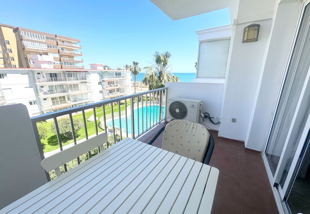 Apartment in Fuengirola - Seafront Mediterranean views from two balconies 