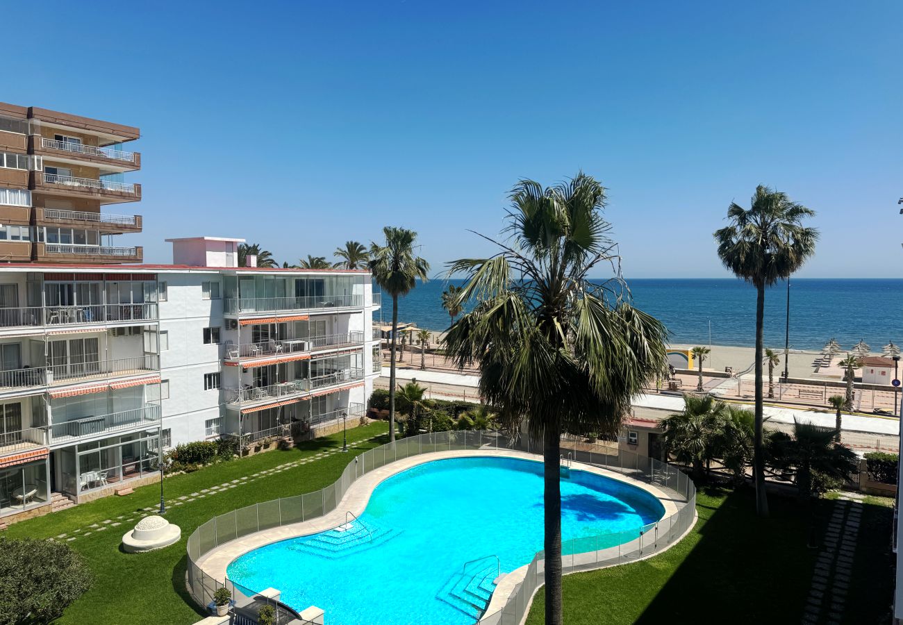 Apartment in Fuengirola - Seafront Mediterranean views from two balconies 