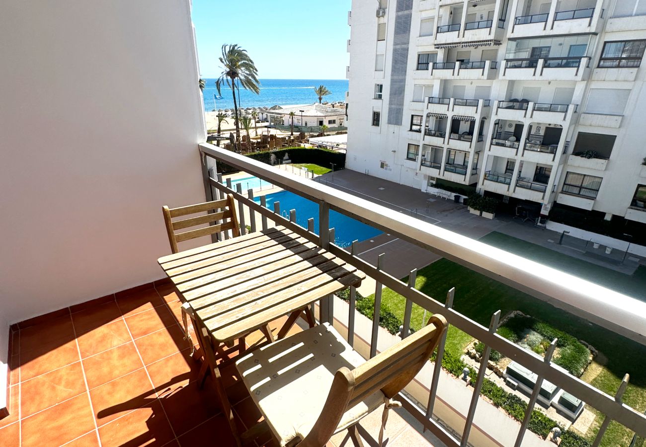 Apartment in Fuengirola - Seafront Mediterranean views from two balconies 