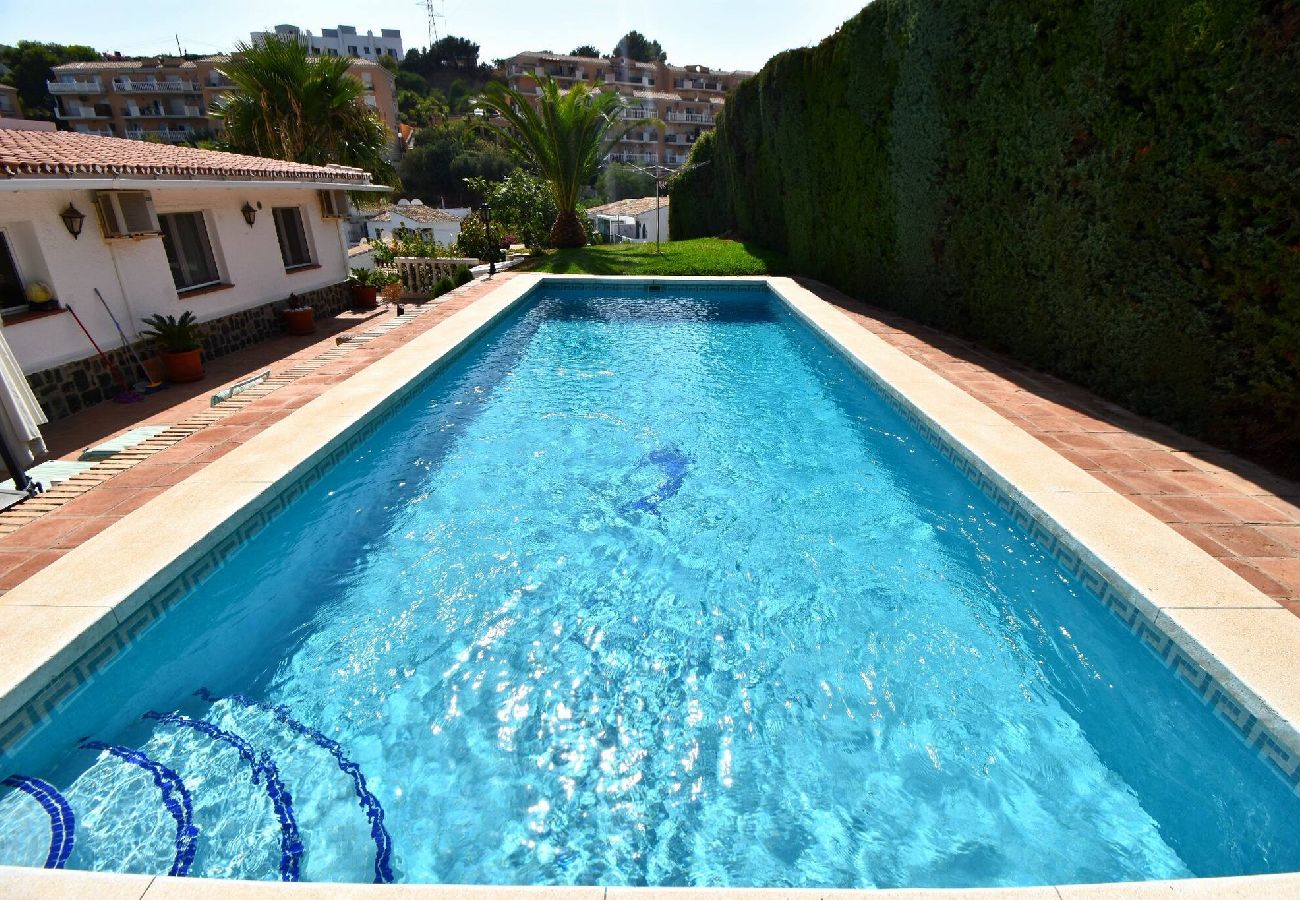 Villa in Fuengirola - 5 bedroom Villa private pool near Fuengirola Beach 