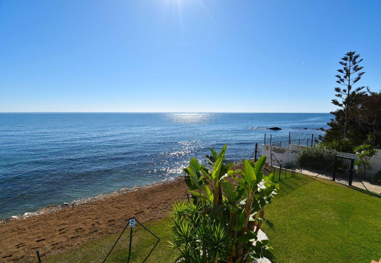 Apartment in Mijas Costa - Arkadia, right on the beach with special sea views 