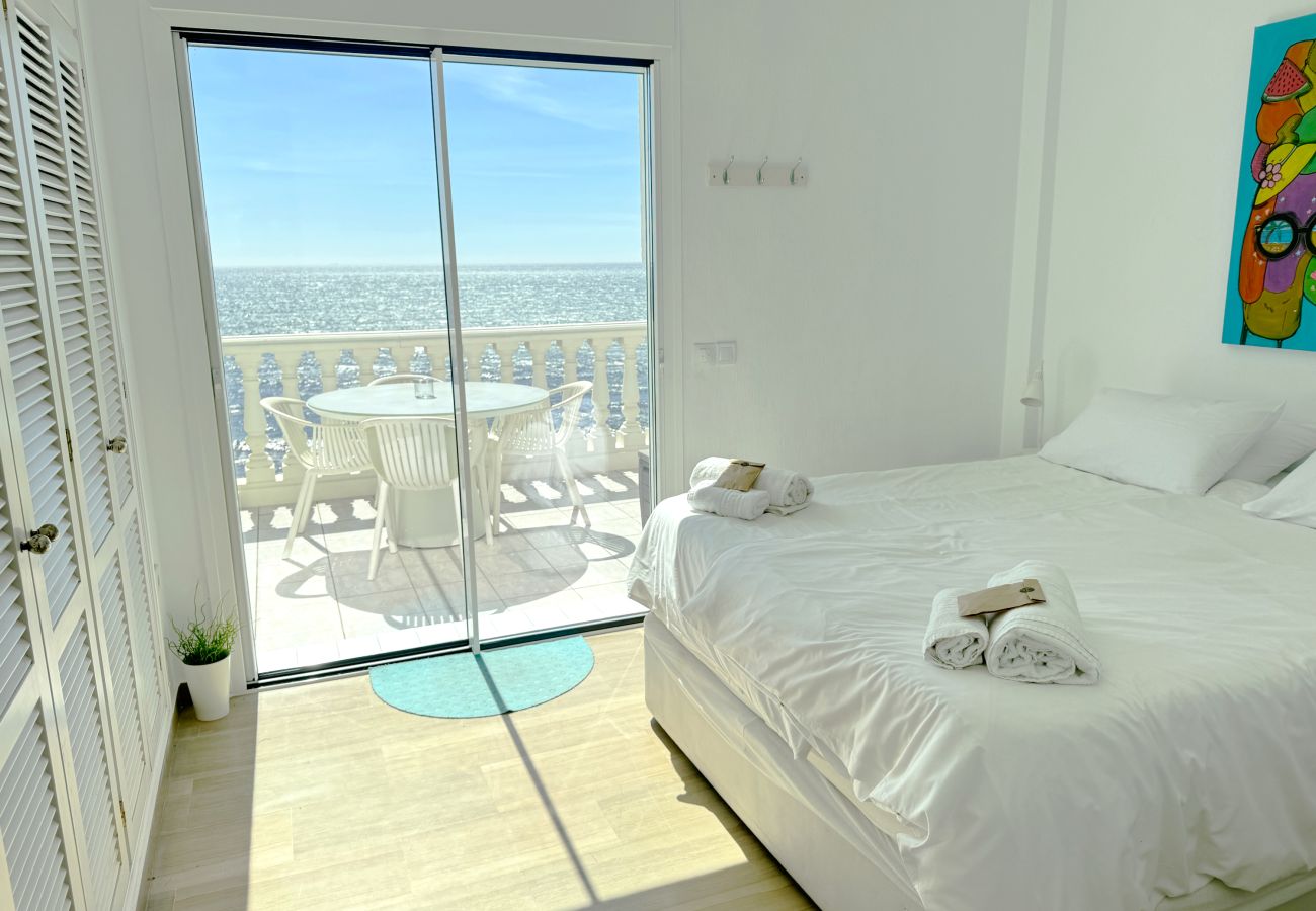 Apartment in Mijas Costa - Arkadia, right on the beach with special sea views 