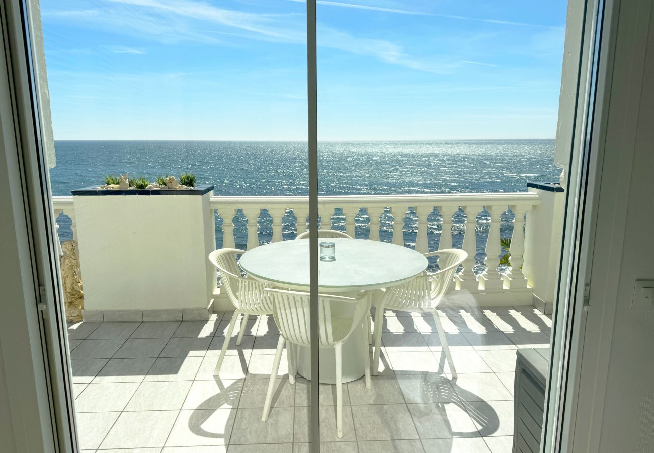 Apartment in Mijas Costa - Arkadia, right on the beach with special sea views 