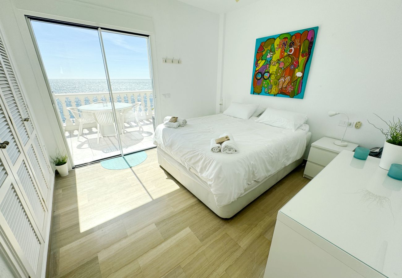 Apartment in Mijas Costa - Arkadia, right on the beach with special sea views 