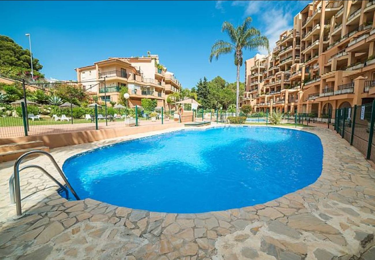 Apartment in Fuengirola - 5 minutes' walk to beach, shops and train! 