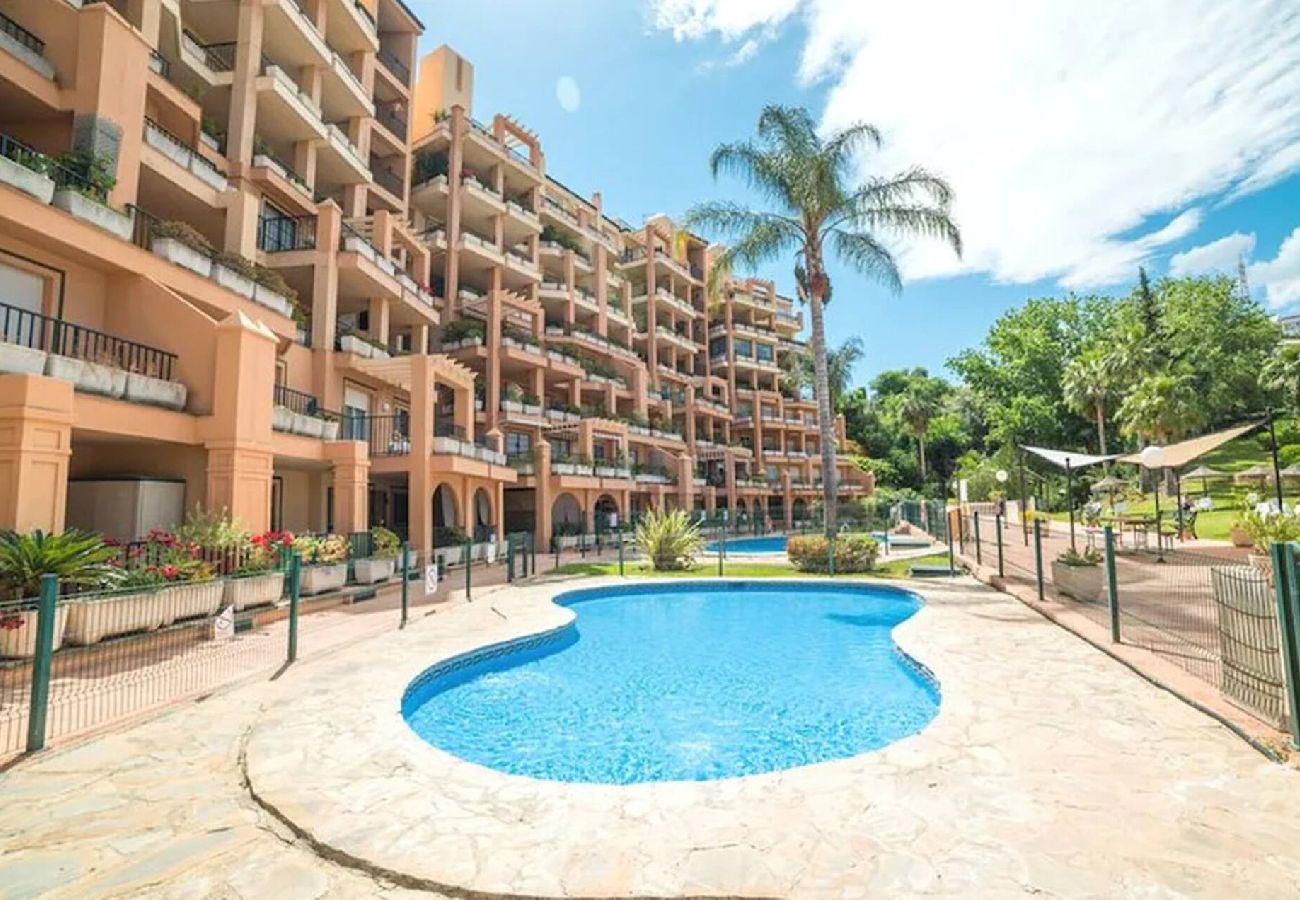 Apartment in Fuengirola - 5 minutes' walk to beach, shops and train! 