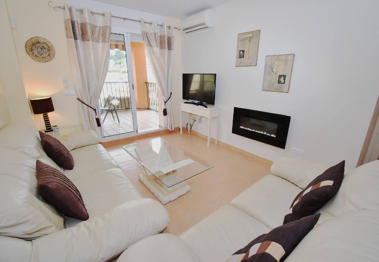 Apartment in Fuengirola - 5 minutes' walk to beach, shops and train! 