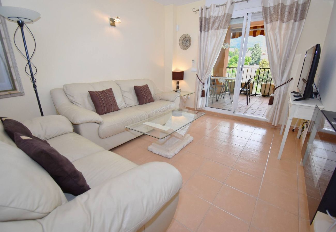 Apartment in Fuengirola - 5 minutes' walk to beach, shops and train! 