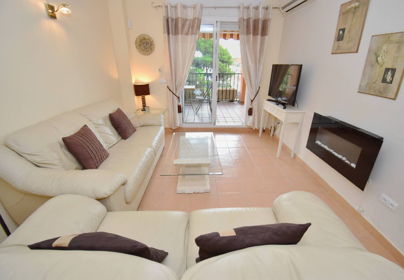 Apartment in Fuengirola - 5 minutes' walk to beach, shops and train! 