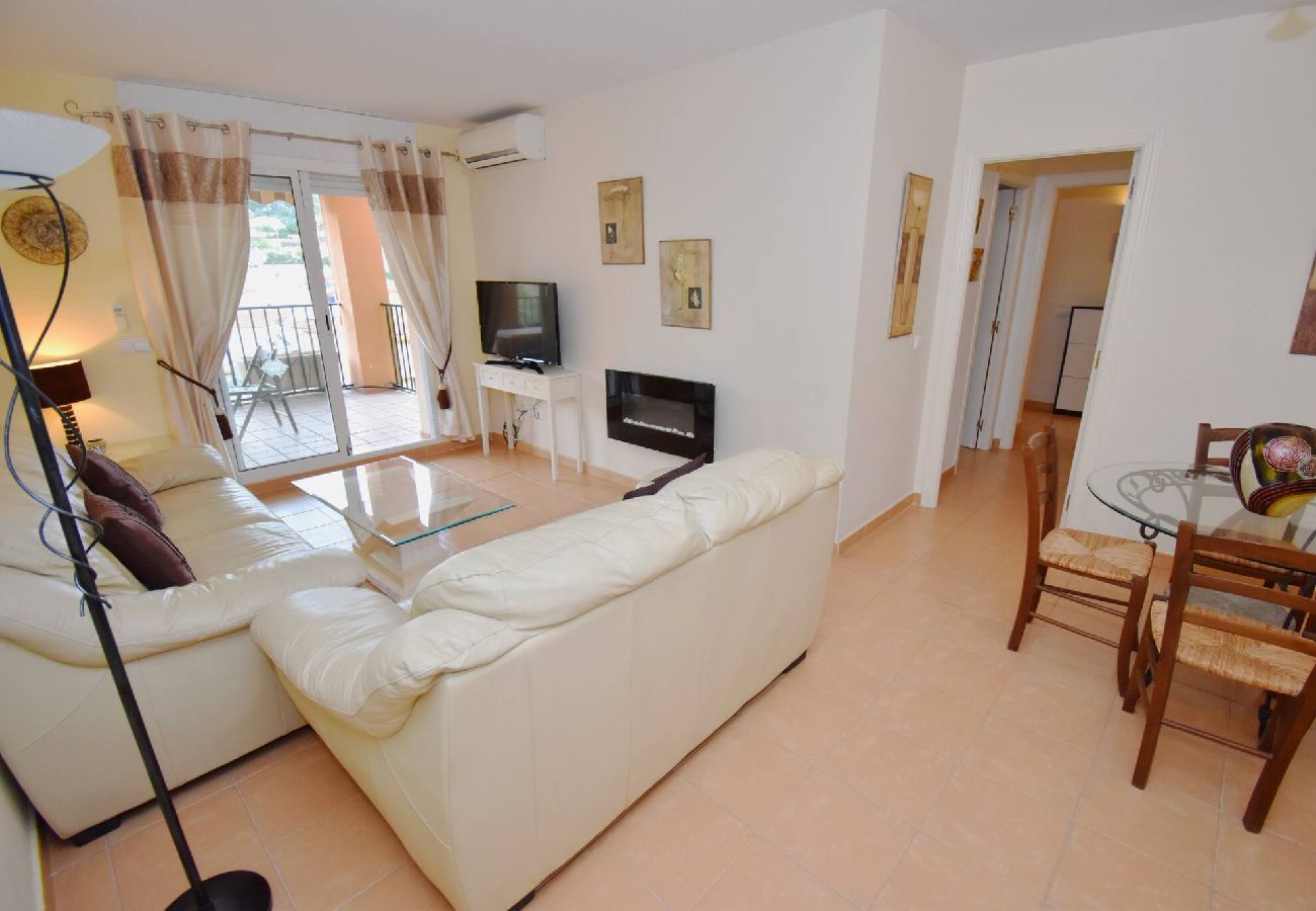 Apartment in Fuengirola - 5 minutes' walk to beach, shops and train! 