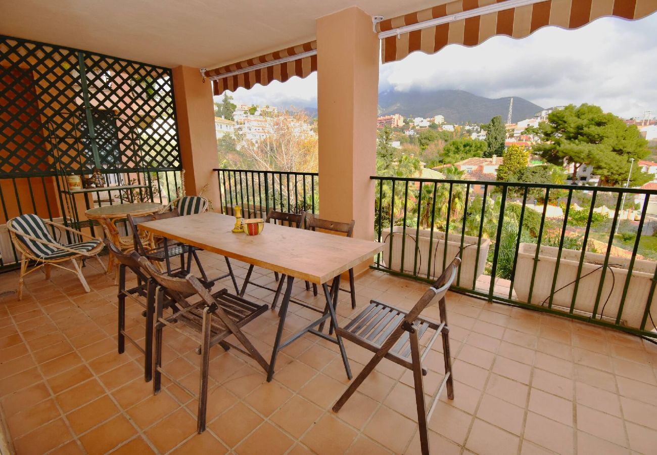 Apartment in Fuengirola - 5 minutes' walk to beach, shops and train! 