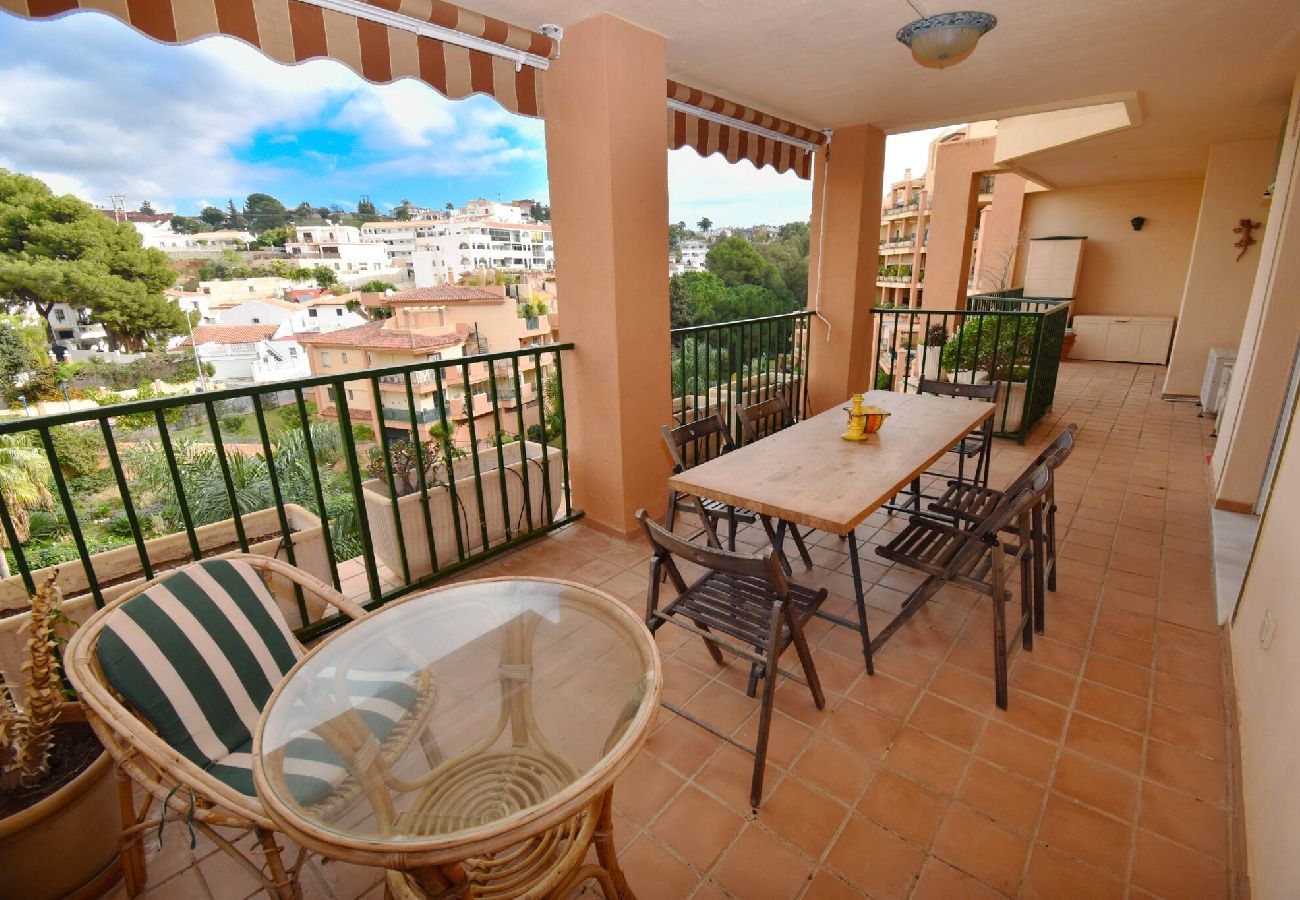 Apartment in Fuengirola - 5 minutes' walk to beach, shops and train! 