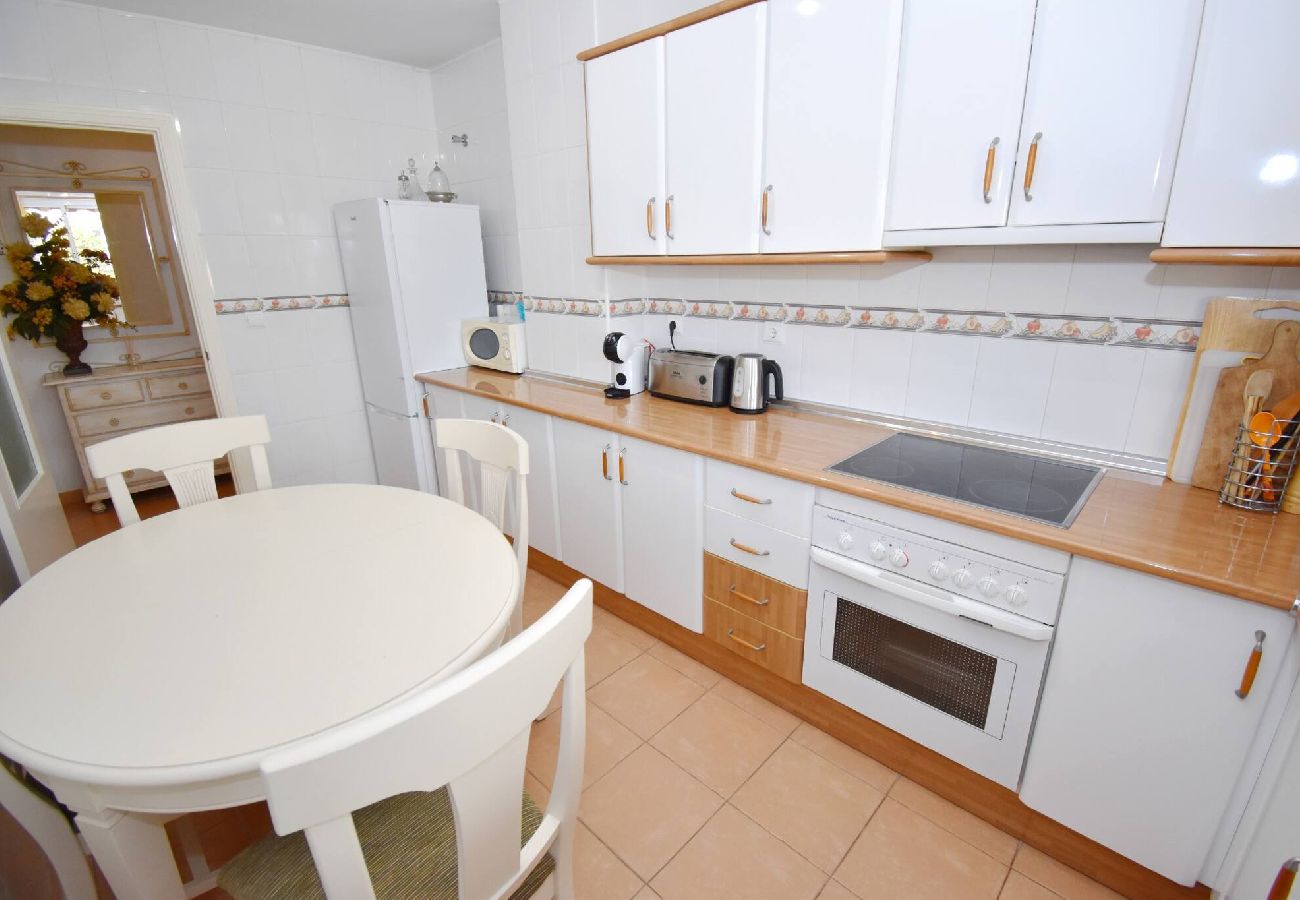 Apartment in Fuengirola - 5 minutes' walk to beach, shops and train! 