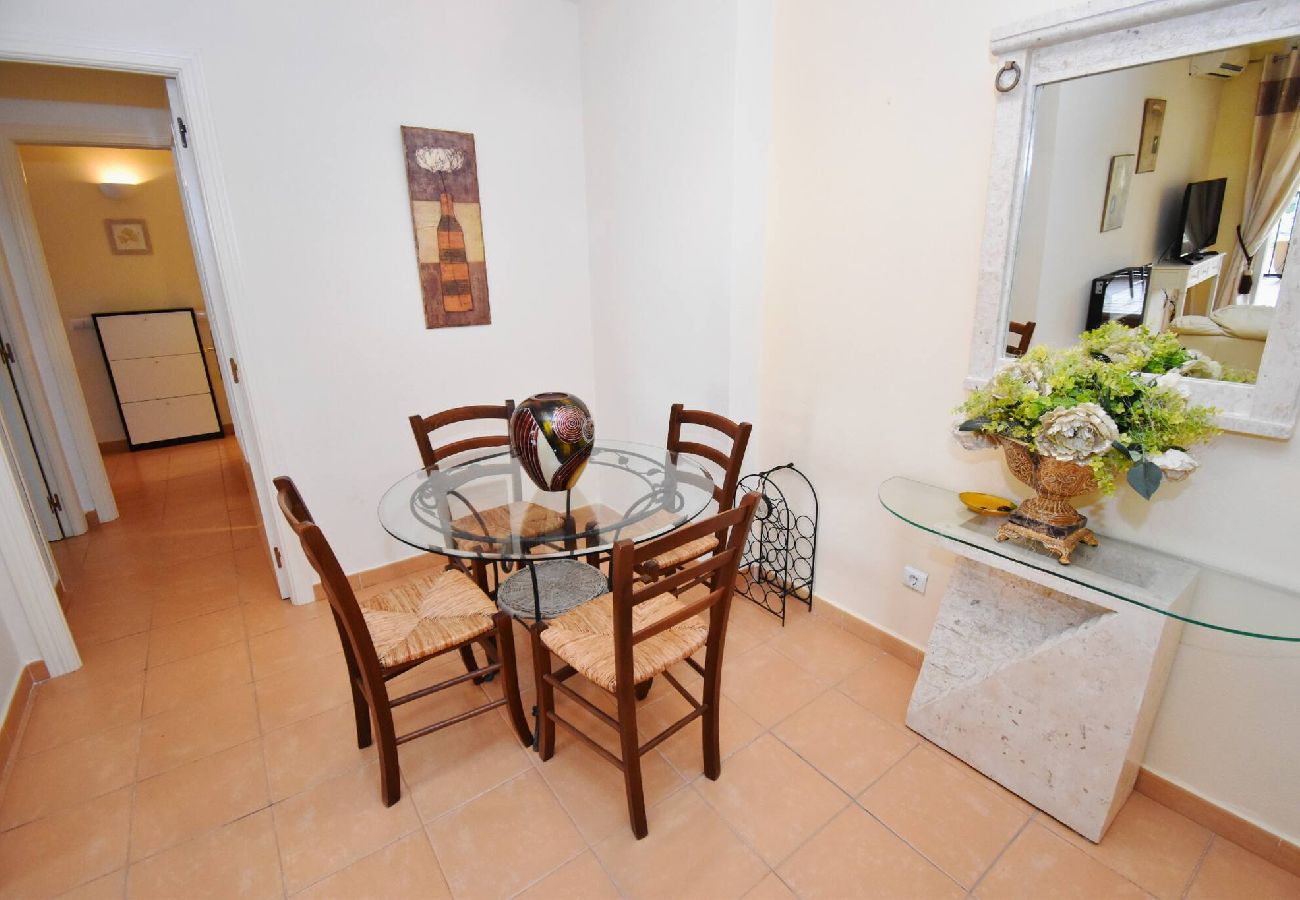 Apartment in Fuengirola - 5 minutes' walk to beach, shops and train! 