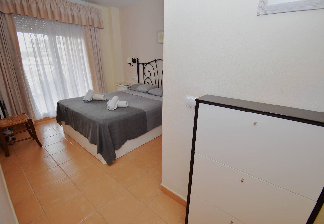 Apartment in Fuengirola - 5 minutes' walk to beach, shops and train! 