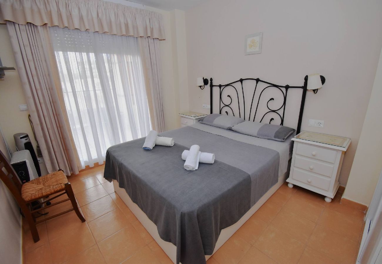 Apartment in Fuengirola - 5 minutes' walk to beach, shops and train! 