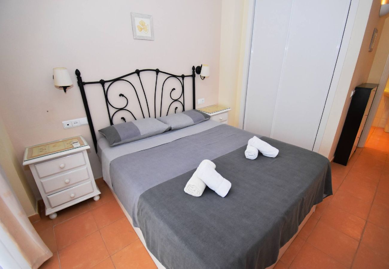 Apartment in Fuengirola - 5 minutes' walk to beach, shops and train! 