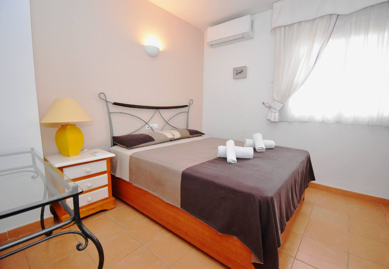 Apartment in Fuengirola - 5 minutes' walk to beach, shops and train! 