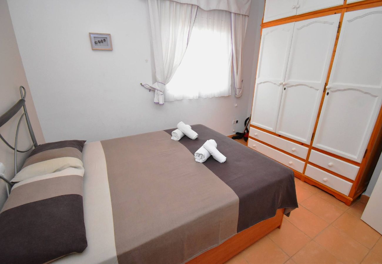 Apartment in Fuengirola - 5 minutes' walk to beach, shops and train! 