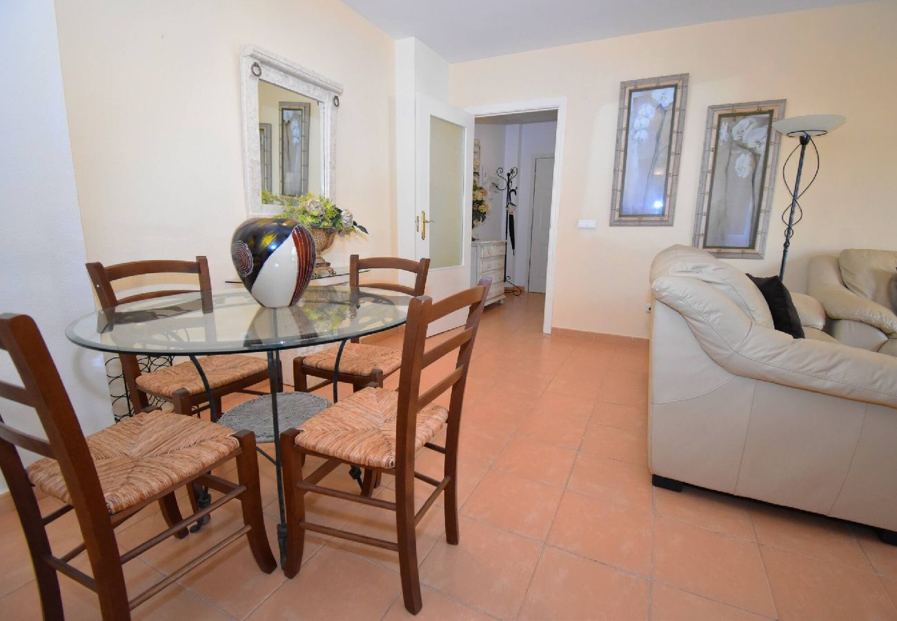 Apartment in Fuengirola - 5 minutes' walk to beach, shops and train! 