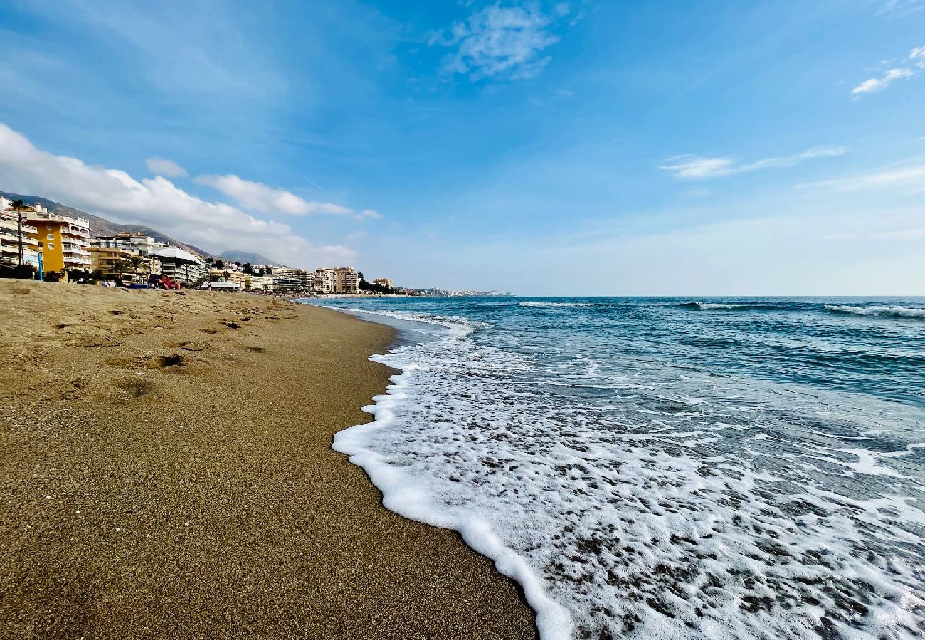 Apartment in Fuengirola - 5 minutes' walk to beach, shops and train! 