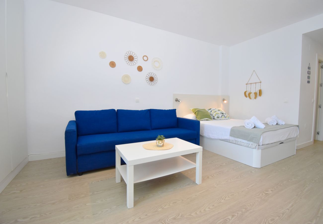 Studio in Benalmádena - Benal Beach studio overlooking the pools!