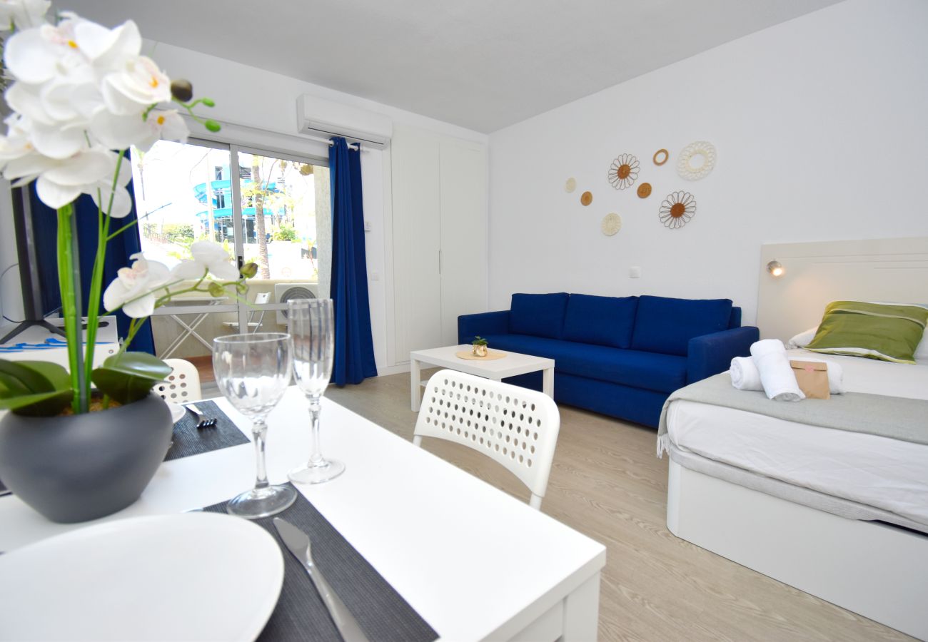 Studio in Benalmádena - Benal Beach studio overlooking the pools!